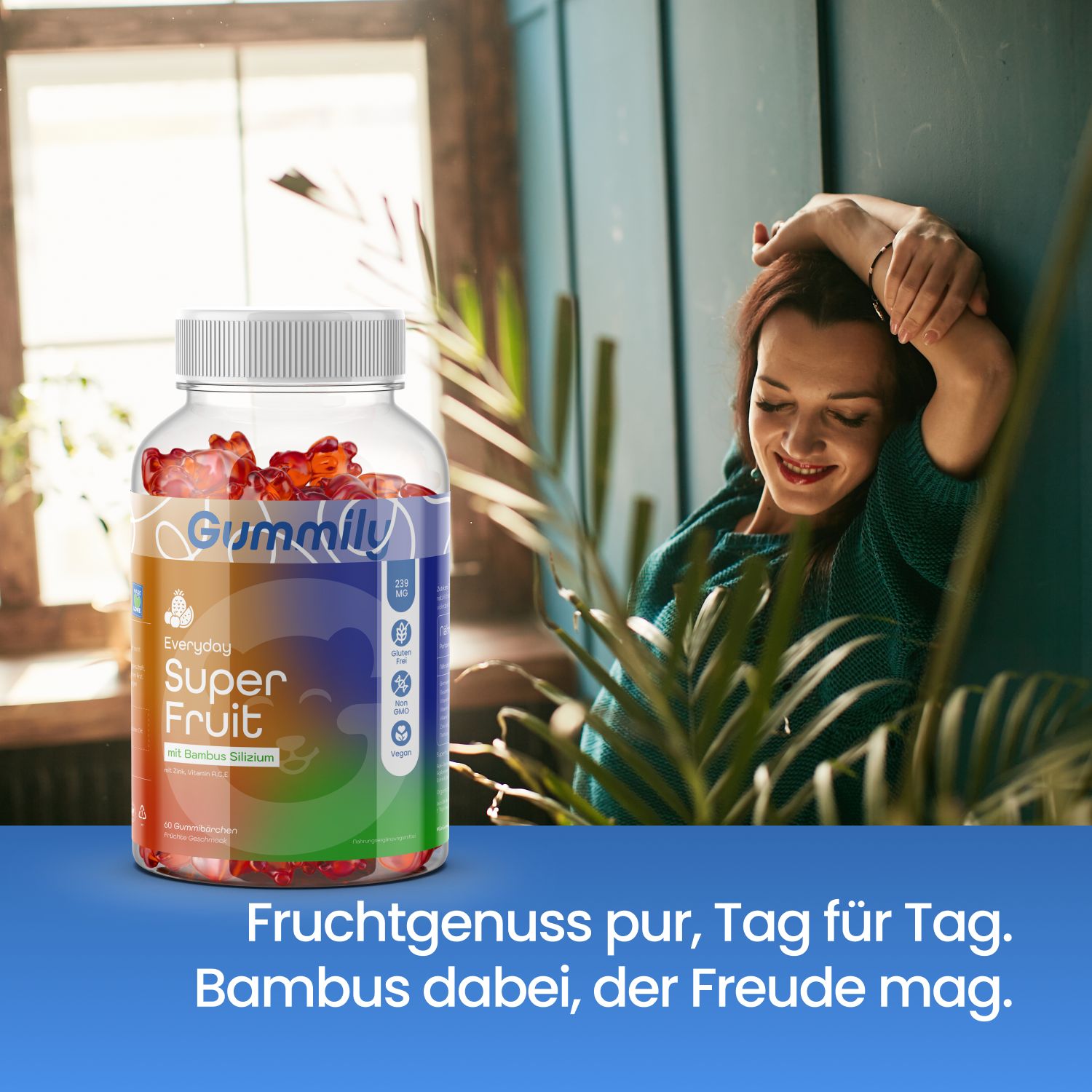 Glasflasche mit Gummibärchen neben Frau. Aufkleber mit "Gummily Super Fruit". Text: "Fruchtgenuss pur, Tag für Tag."