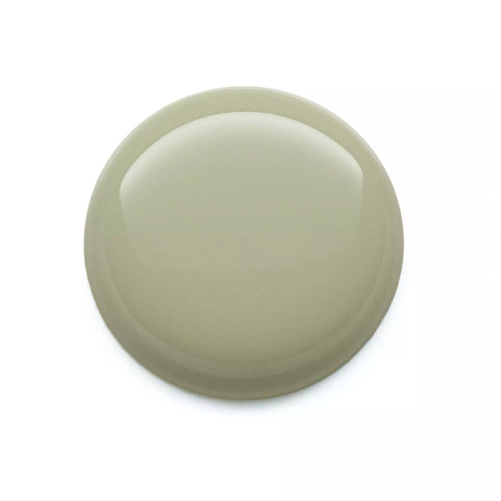 Hellgrüner Nagellacktropfen auf weißem Hintergrund.