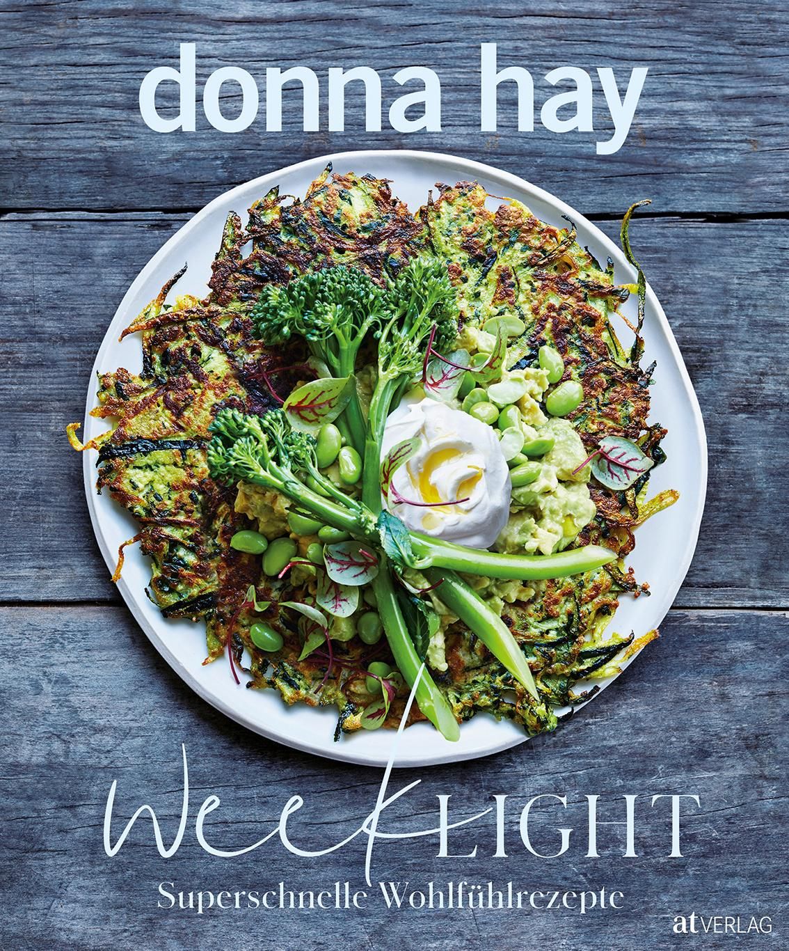 Buchcover mit dem Titel "Week Light" von Donna Hay. Auf einem Teller angerichtetes Essen. Text: "Superschnelle Wohlfühlrezepte".