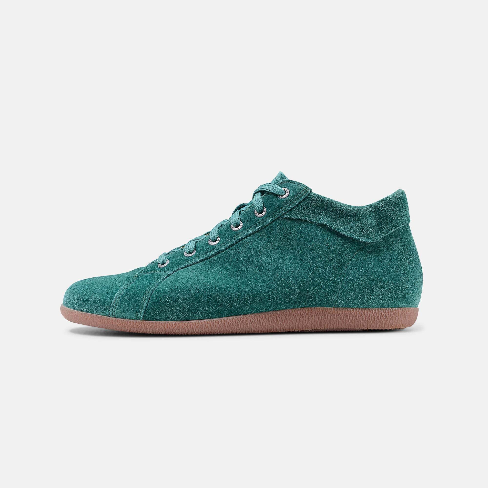 Grüne Wildleder-Stiefelette mit Schnürung und brauner Sohle, Seitenansicht.
