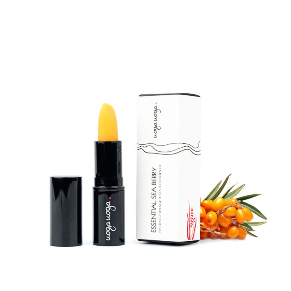 Lippenbalsam mit schwarzer Beere, offene schwarze Hülse, weiße Verpackung mit Text und Illustrationen, daneben Beeren.