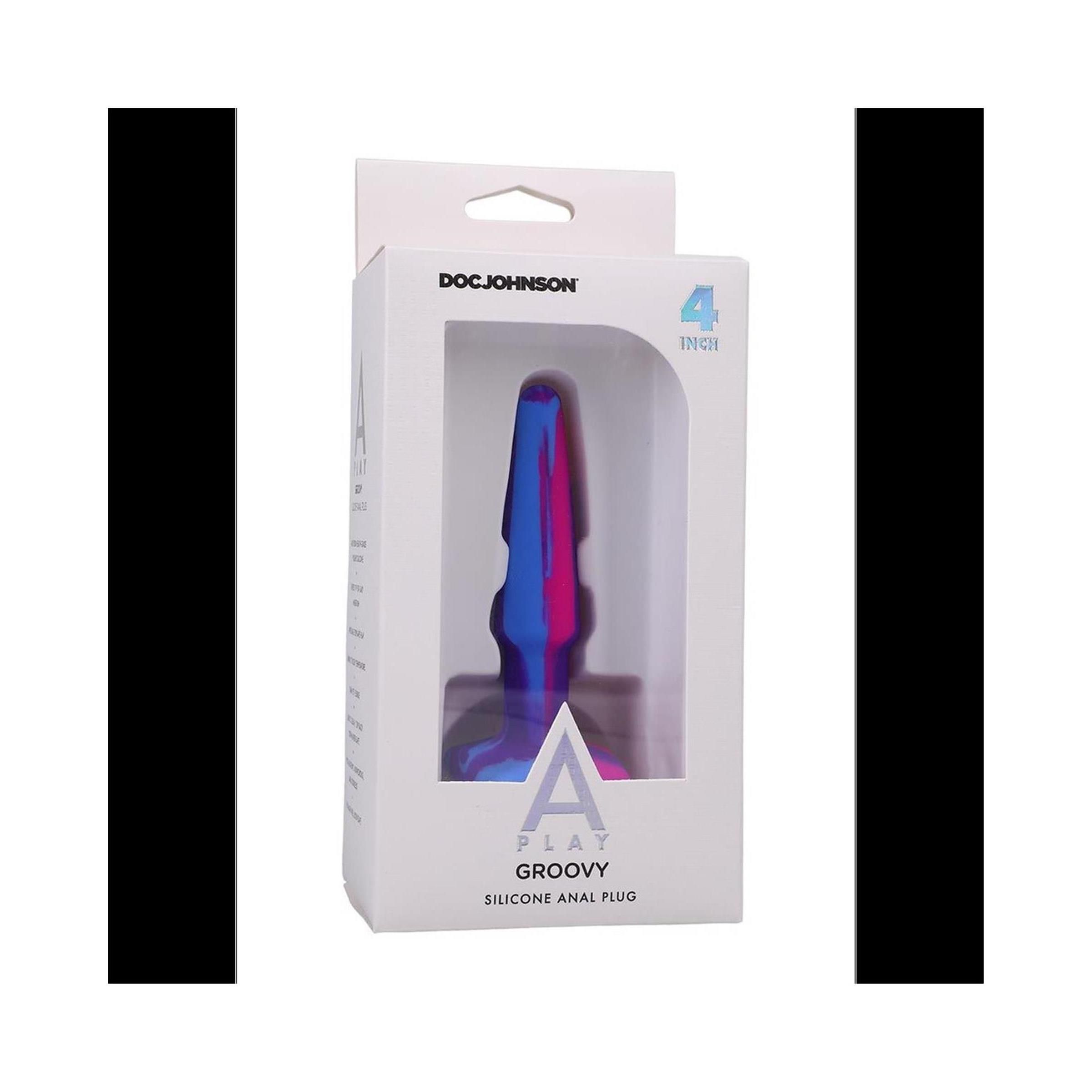 Analplug aus Silikon in Verpackung. Marke: Doc Johnson. Farben: Blau, Pink, Lila. Aufschrift: Groovy, 4 inch.