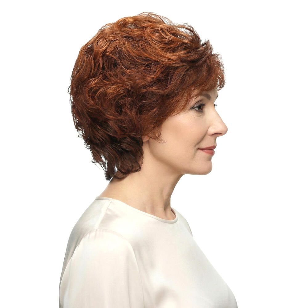 Profil einer Frau mit roter Perücke MONACO. Kurze, lockige Haare. Helle Haut, weißes Oberteil. Blick nach rechts.