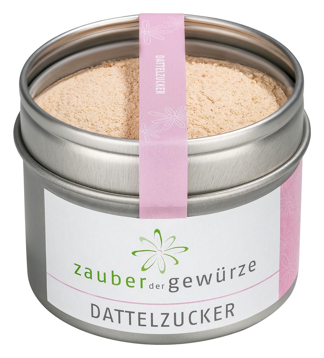 Runde Dose mit Dattelzucker. Rosa Etikett mit Schriftzug und Blütenmotiv. Deckel offen, Inhalt sichtbar.