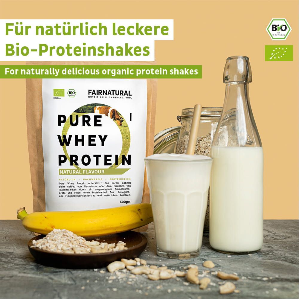 FAIRNATURAL Bio Whey Protein Pulver in natürlicher Geschmacksrichtung, 600g Packung mit Banane, Haferflocken und Milch.