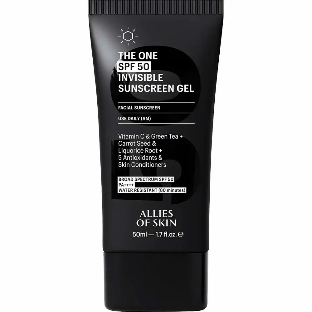 Schwarze Tube mit Aufschrift THE ONE SPF 50 Invisible Sunscreen Gel. Enthält Vitamin C, Grüntee, Karottensamen und mehr. Marke: ALLIES OF SKIN.