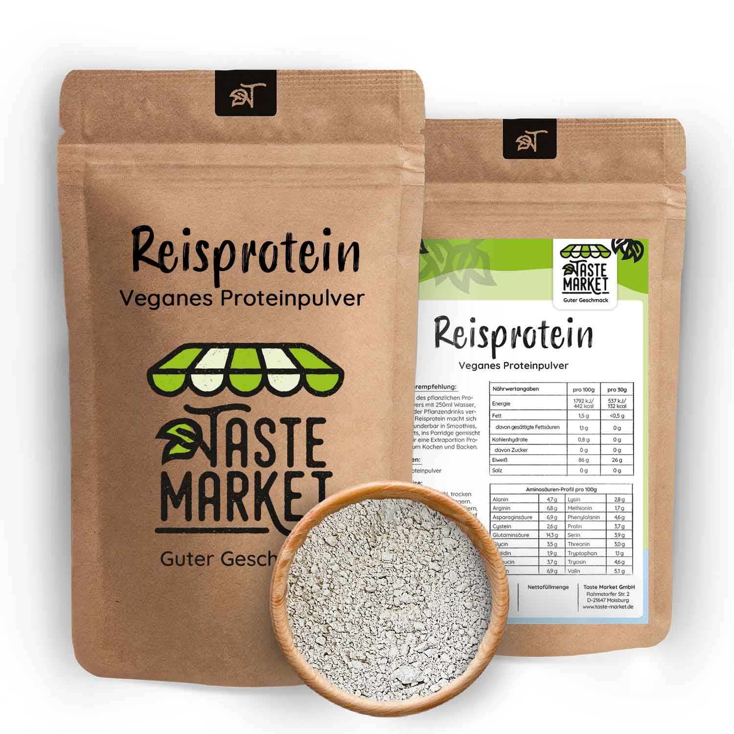 Zwei braune Tüten mit Reisprotein-Pulver. Aufschrift: Taste Market, Reisprotein, veganes Proteinpulver. Holzschale mit Pulver daneben.