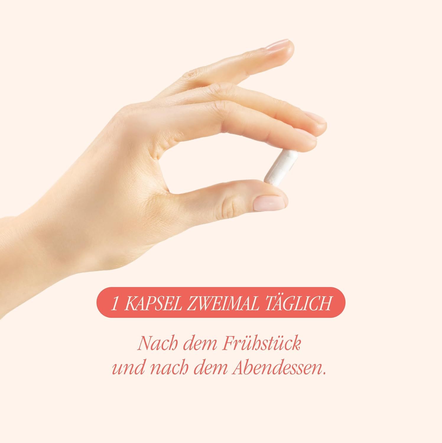 Hand hält eine weiße Kapsel. Text: 1 Kapsel zweimal täglich. Nach dem Frühstück und nach dem Abendessen.