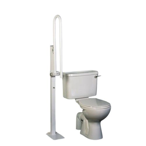 Klappbarer Haltegriff mit Toilettenpapierhalter an verstellbarer Säule. Weißes Metall, neben einer Toilette.