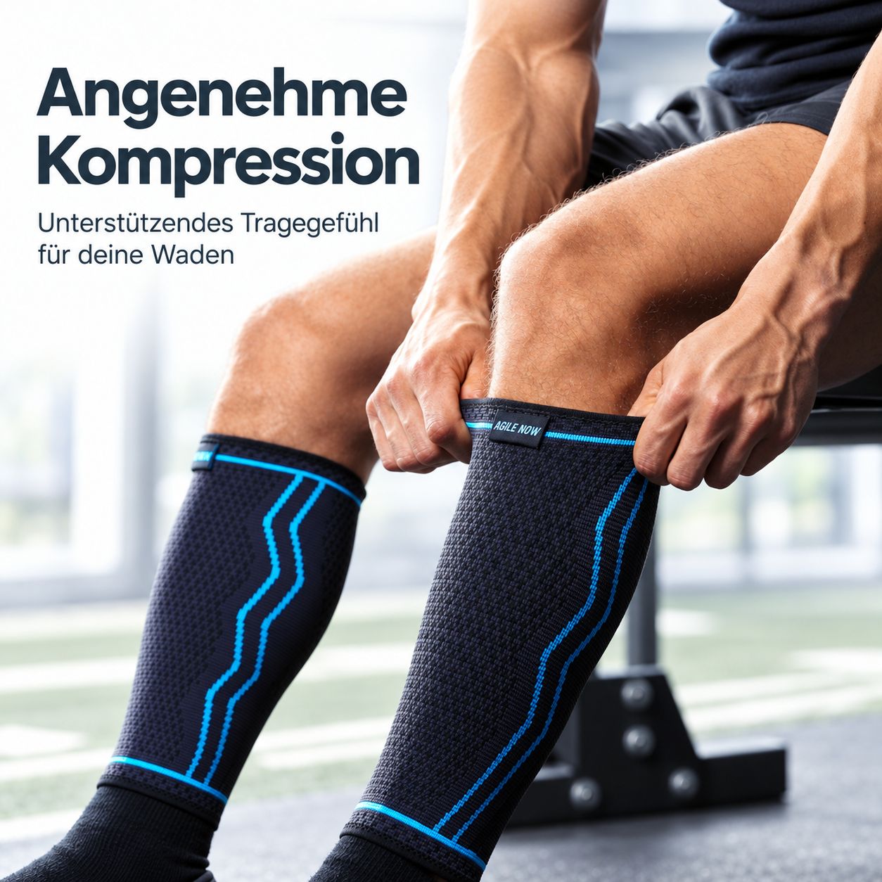 Mann zieht schwarze Wadenbandage mit blauen Streifen an.