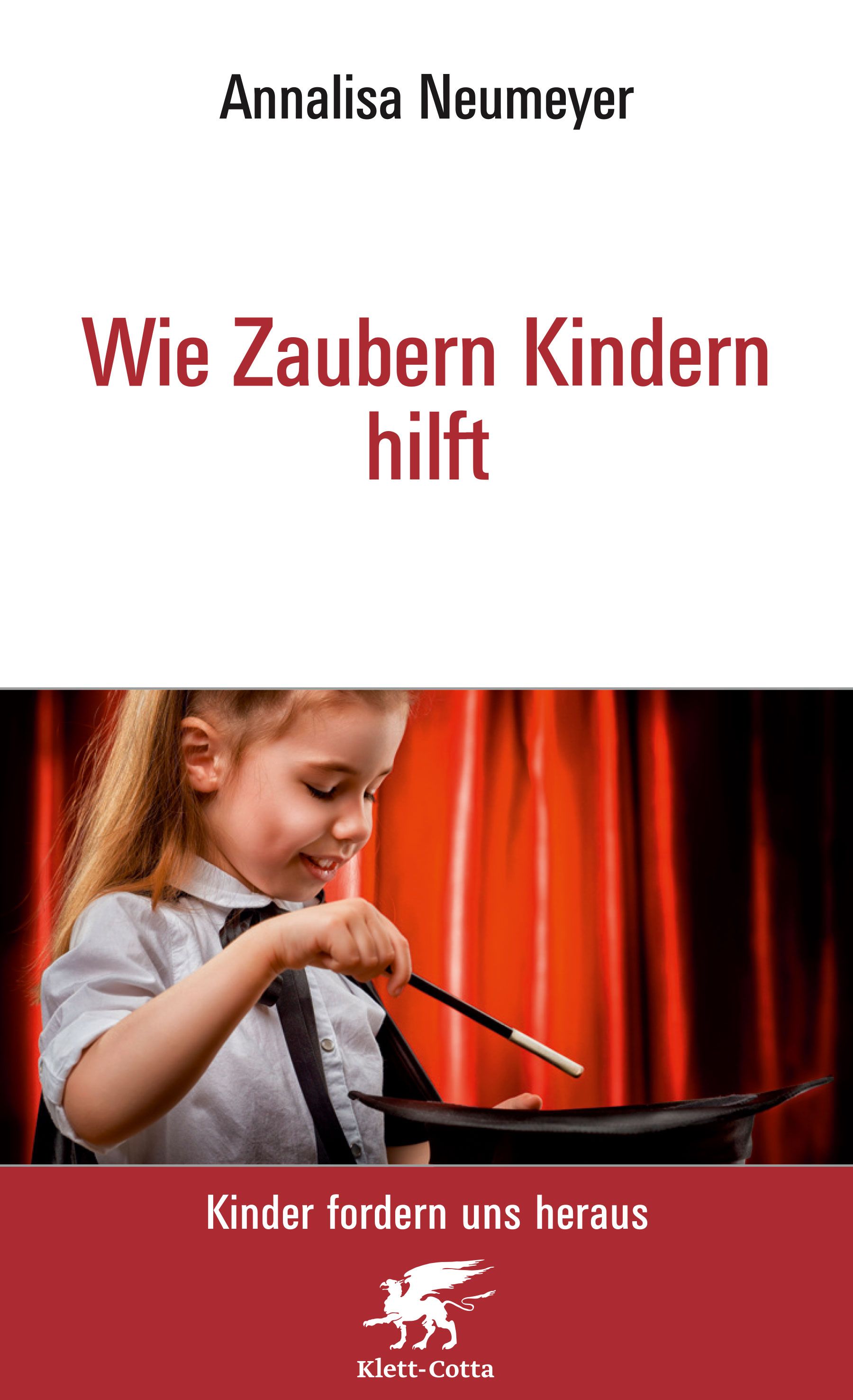 Buchcover mit Titel: Wie Zaubern Kindern hilft. Autorin: Annalisa Neumeyer. Kind mit Zauberstab und Hut. Verlag: Klett-Cotta.