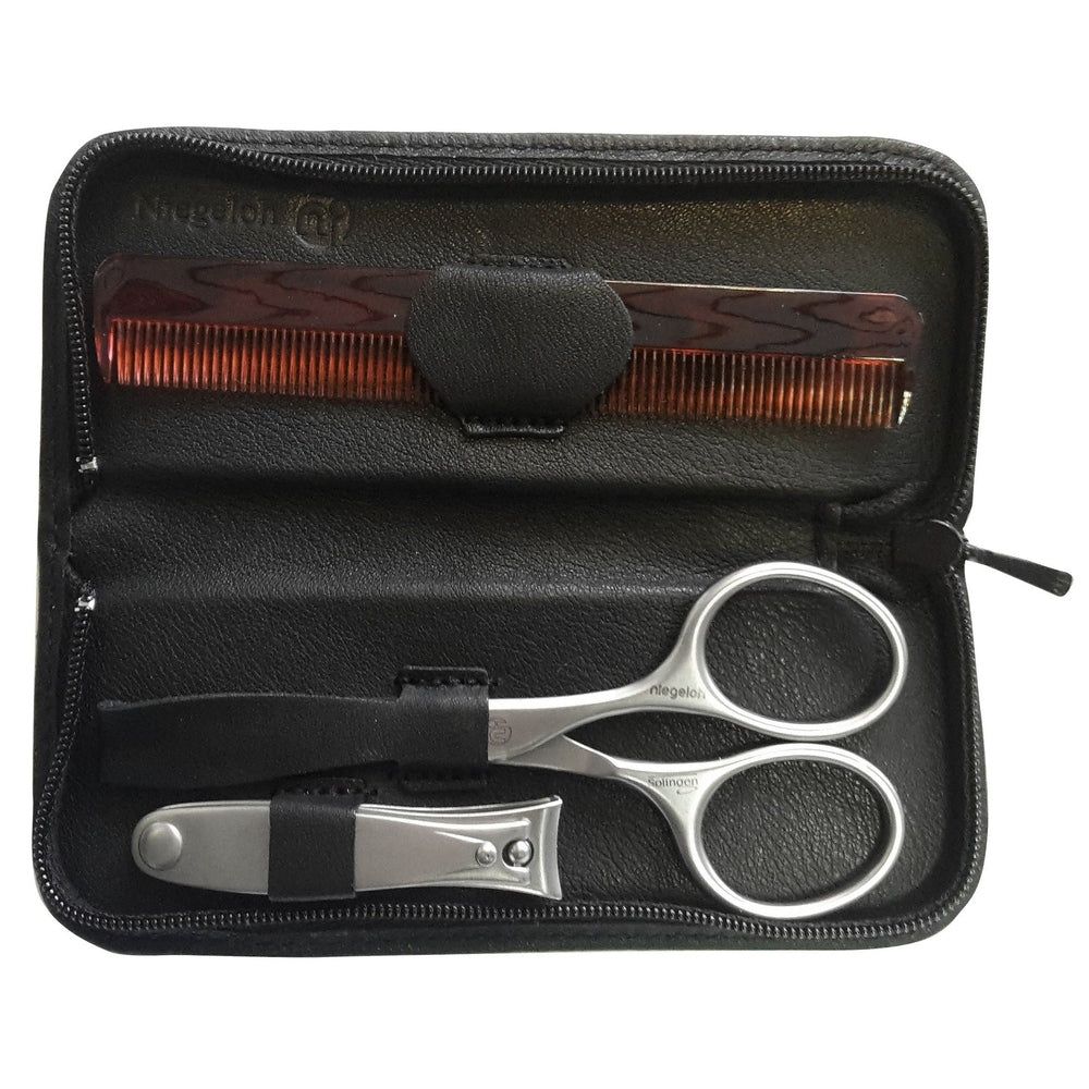 Schwarzes Etui mit Kamm, Schere und Nagelknipser. Innenfutter. Reißverschluss. Niegeloh-Logo.