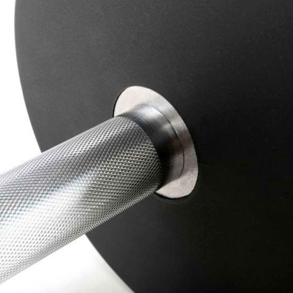 Nahaufnahme einer Kurzhantel. Schwarze Scheibe mit silbernem Griff. Gerändelte Oberfläche.