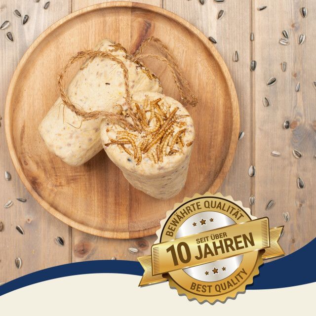 Zwei Körnerriegel auf Holztablett. Goldene Plakette: Bewährte Qualität, seit über 10 Jahren, Best Quality.