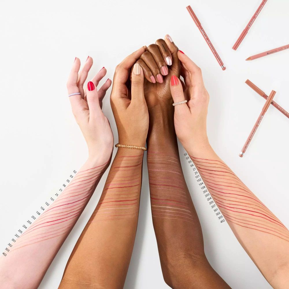 Arme mit Lippenkonturenstiften. Verschiedene Hautfarben. Auf den Armen sind Linien gezeichnet.