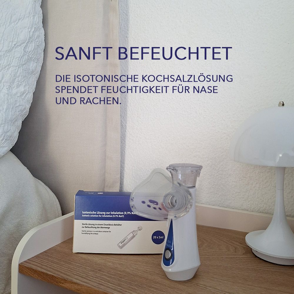 Inhalationsgerät und Kochsalzlösung auf Nachttisch. Gerät und Verpackung der Kochsalzlösung neben Lampe.