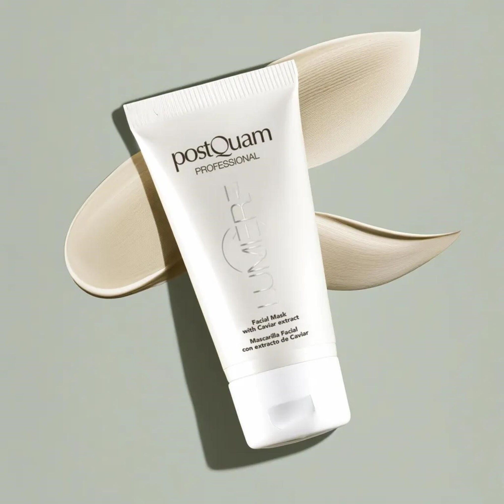 Weiße Tube auf hellem Hintergrund mit cremefarbenem Produkt. Aufschrift: Postquam Professional, Lumière, Facial Mask with Caviar extract.
