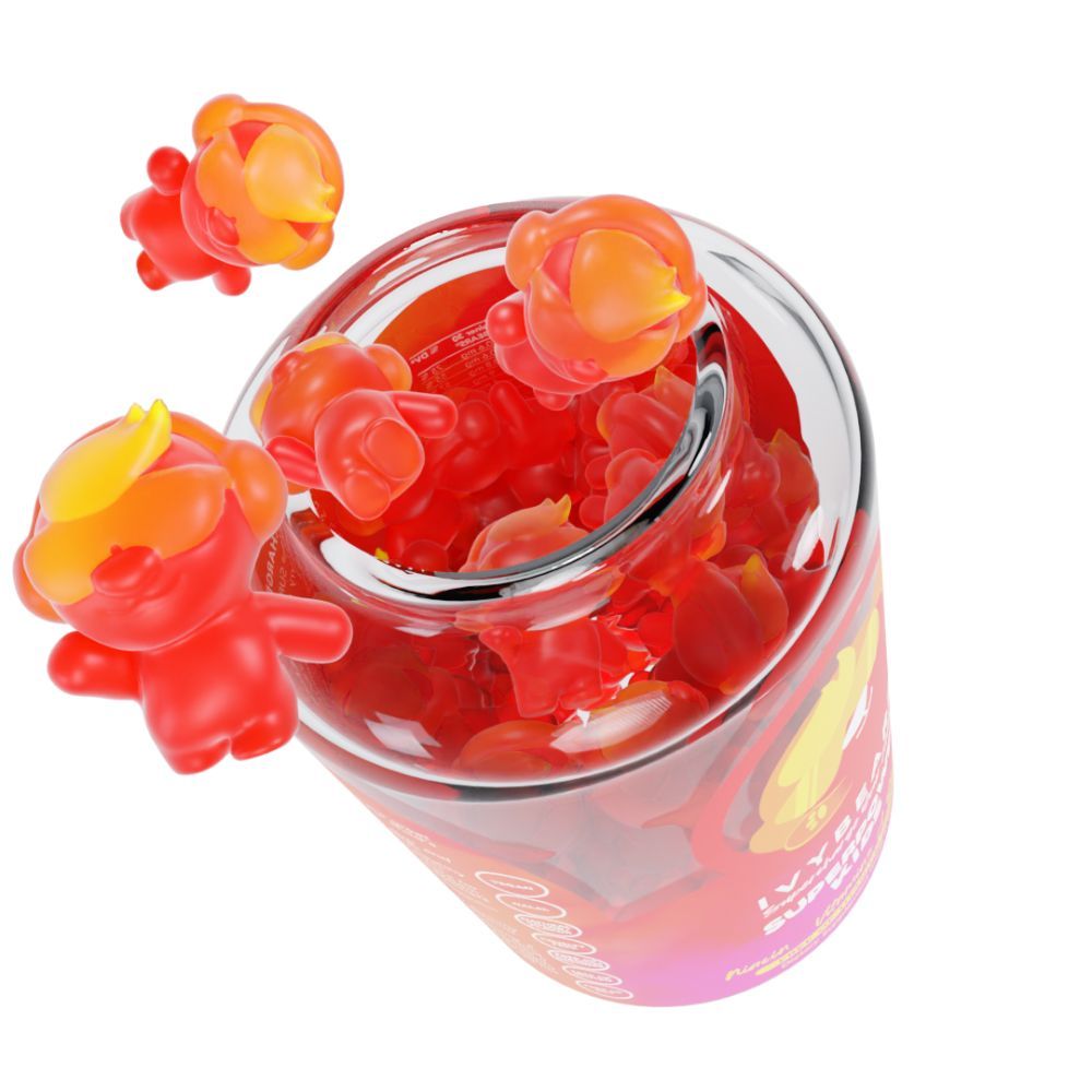 Glas mit roten Gummibärchen. Einige Gummibärchen außerhalb des Glases. Gummibärchen-Form: Bär mit gelbem Kopf.