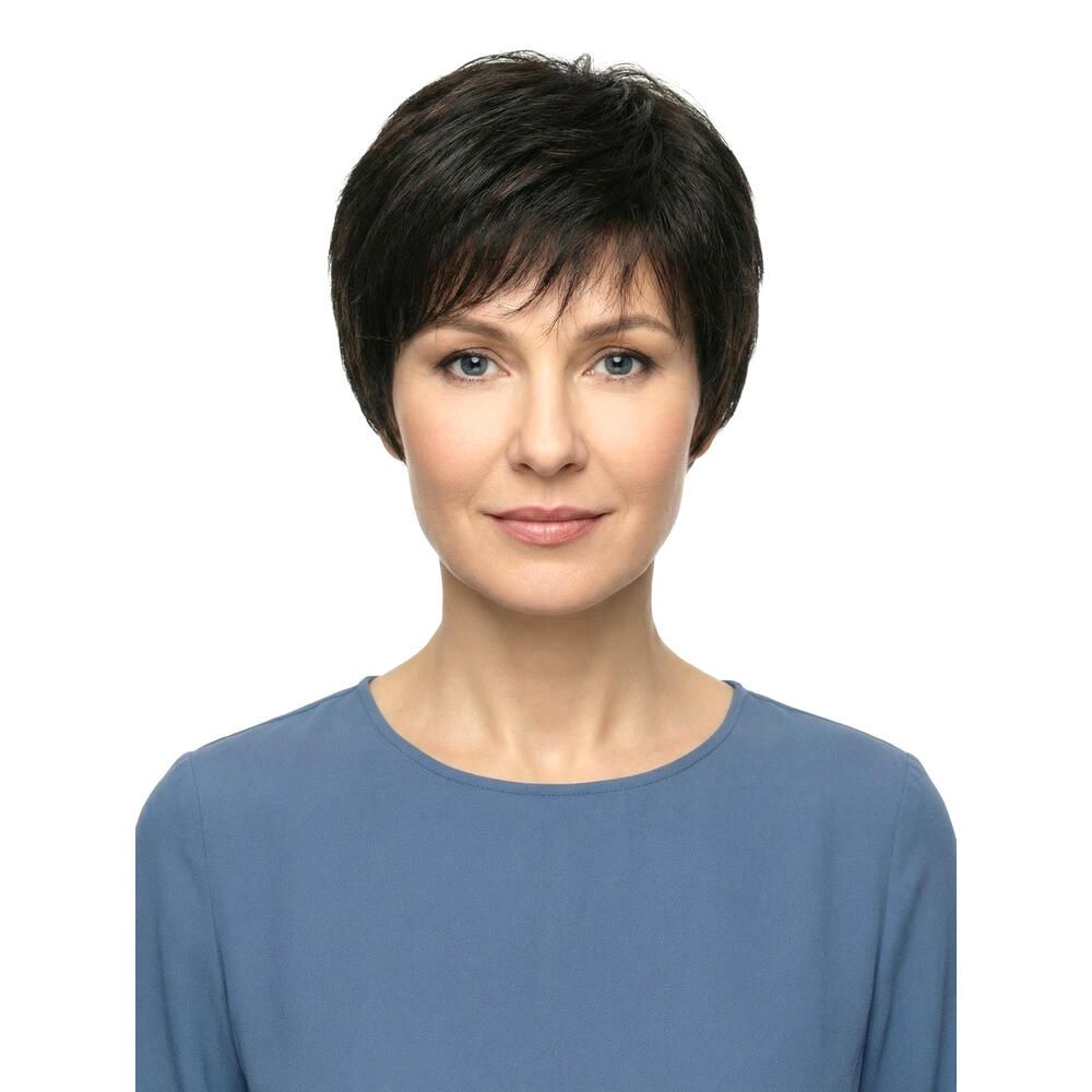 Kurzhaarperücke in Braun, frontal. Frau mit blauem Oberteil. Blick in die Kamera.