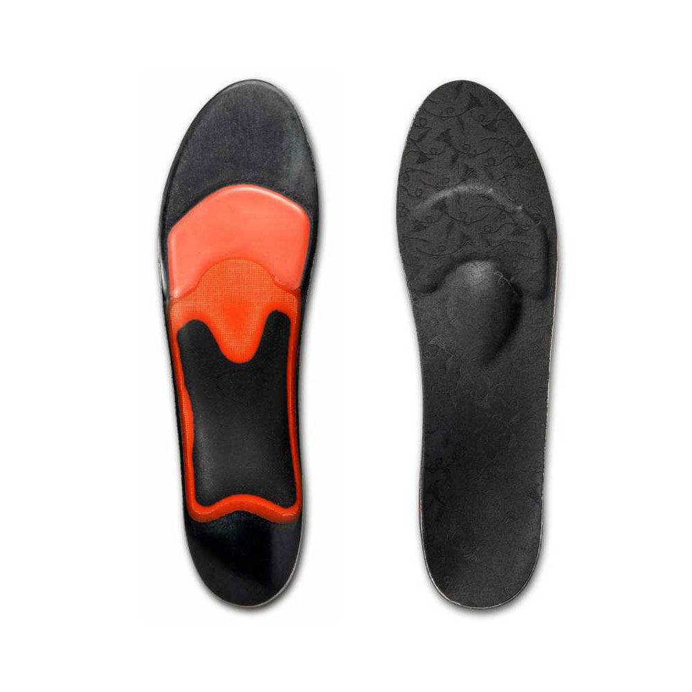 Zwei orthopädische Einlegesohlen. Eine schwarze Sohle mit orangefarbenem Einsatz, die andere schwarz mit Prägung.