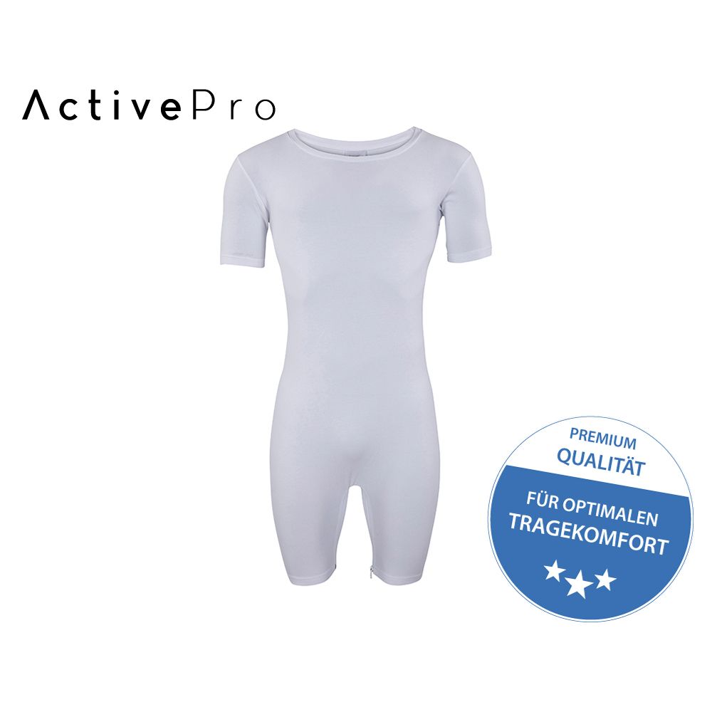 Weißer Pflegebody mit Beinreißverschluss. Kurzarm. ActivePro-Logo. Rundes Siegel: Premium Qualität, für optimalen Tragekomfort.