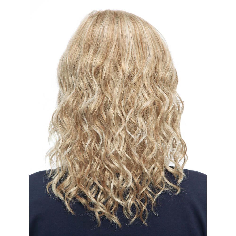 Blond gewellte Perücke. Rückansicht. Mittellange, blonde Haare mit Wellen.