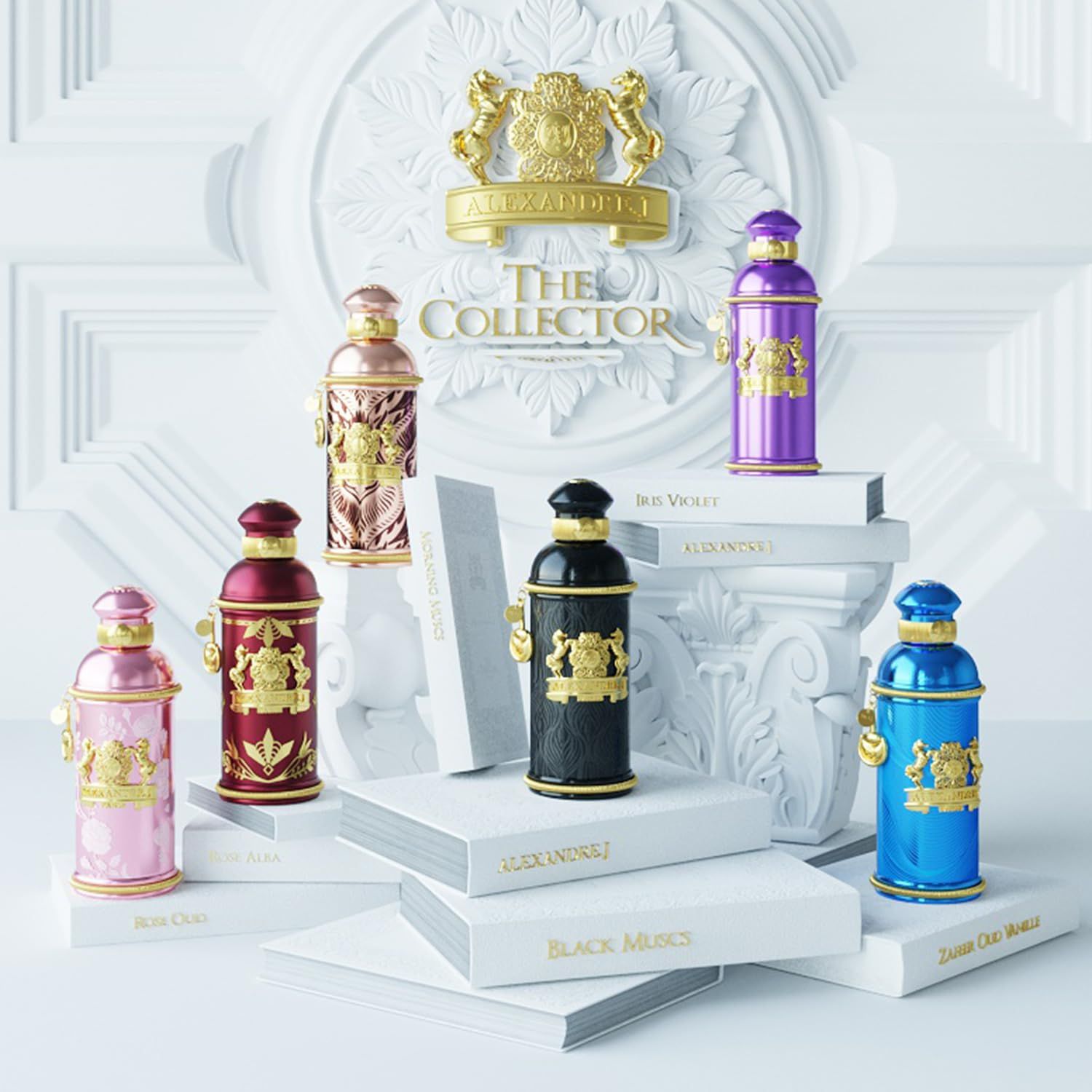 Mehrere Parfumspray-Flaschen. Verschiedene Farben: Rosa, Rot, Schwarz, Violett, Blau. Goldene Verzierungen und Schriftzug. Auf Büchern platziert.