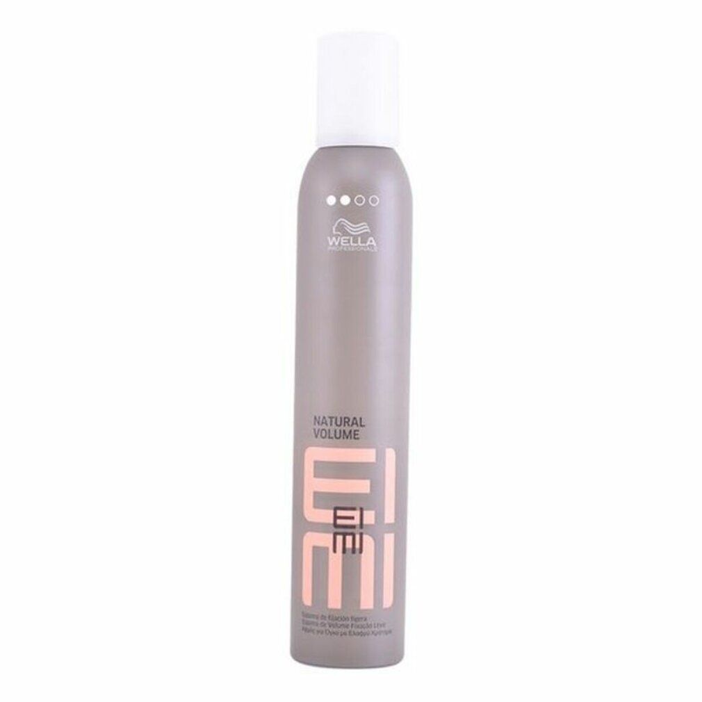 Graue Sprühflasche mit weißem Deckel. Aufschrift: Wella Eimi Natural Volume. Rosa Schrift.