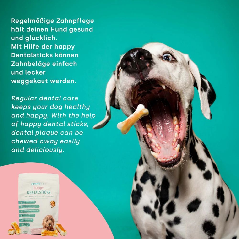Ein Hund öffnet das Maul, um einen "emmi-pet happy Dentalstick" zu fressen. Daneben eine Produktverpackung.
