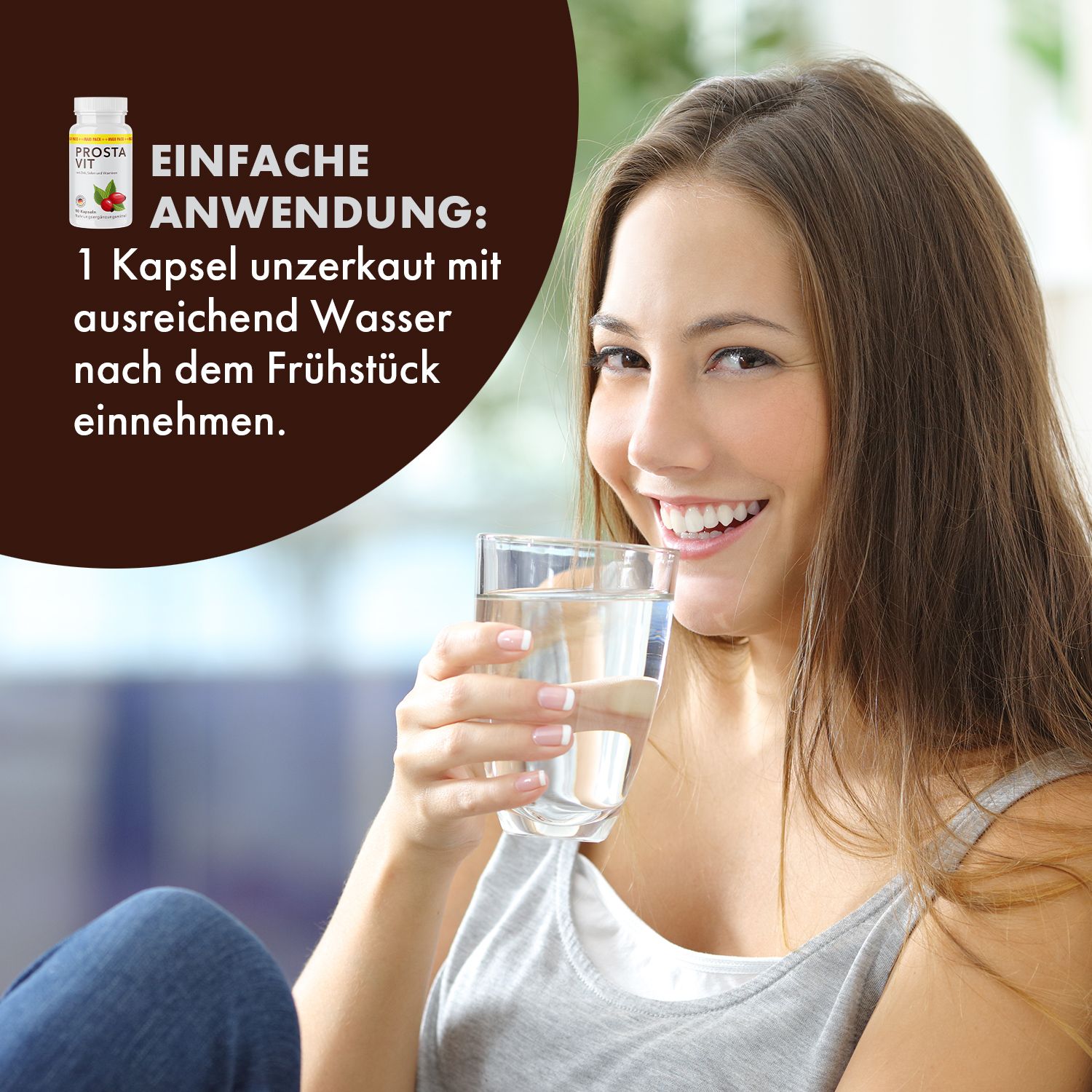 Frau trinkt Wasser. Text: EINFACHE ANWENDUNG: 1 Kapsel unzerkaut mit ausreichend Wasser nach dem Frühstück einnehmen. Kleine Flasche Prosta Vit.