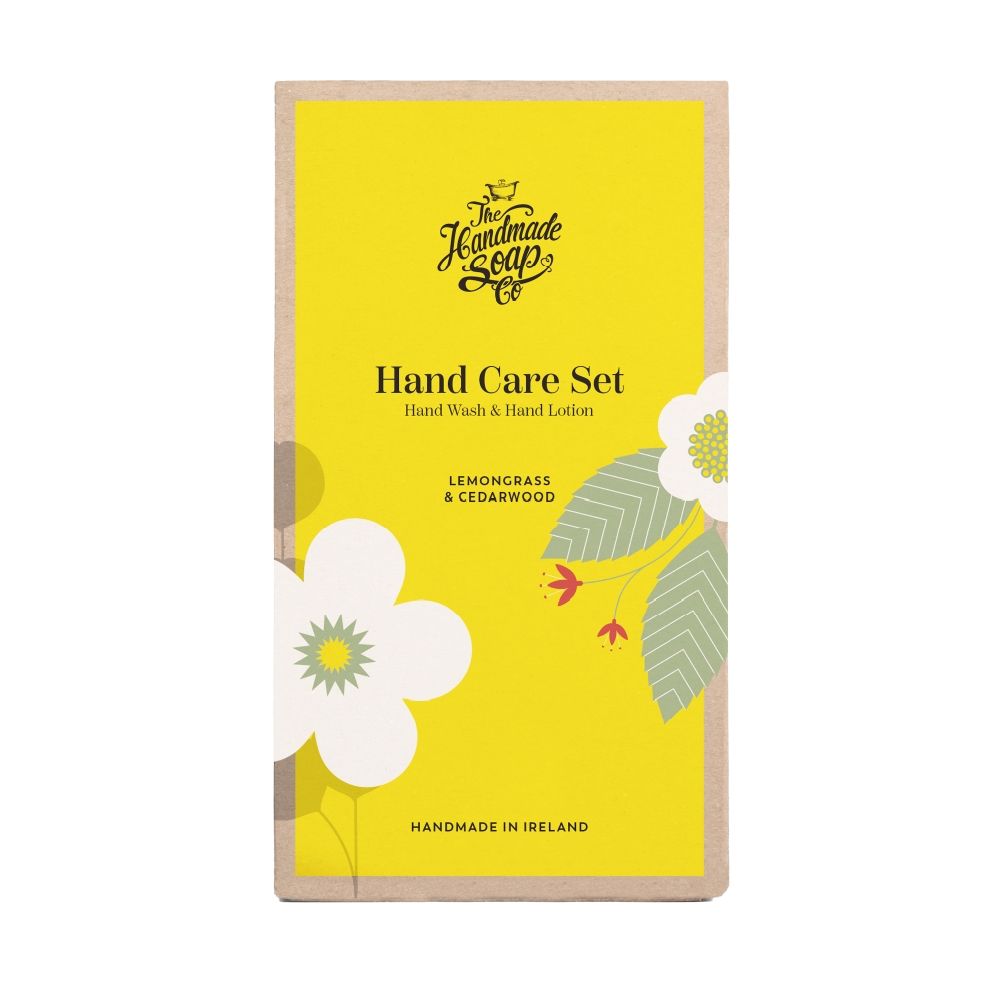 Gelbe Verpackung mit floralen Illustrationen. Aufschrift: Hand Care Set, Hand Wash & Hand Lotion. Enthält Zitronengras & Zedernholz. Hergestellt in Irland.
