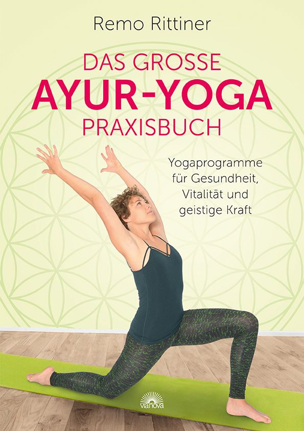 Buchcover: "Das große Ayur-Yoga-Praxisbuch" von Remo Rittiner. Frau in Yoga-Pose auf grüner Matte. Titel in Rot, Hintergrundmuster.