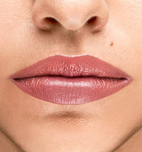 Nahaufnahme von Lippen, geschminkt mit rosafarbenem Lippenstift. Hautton, Lippenkontur sichtbar.