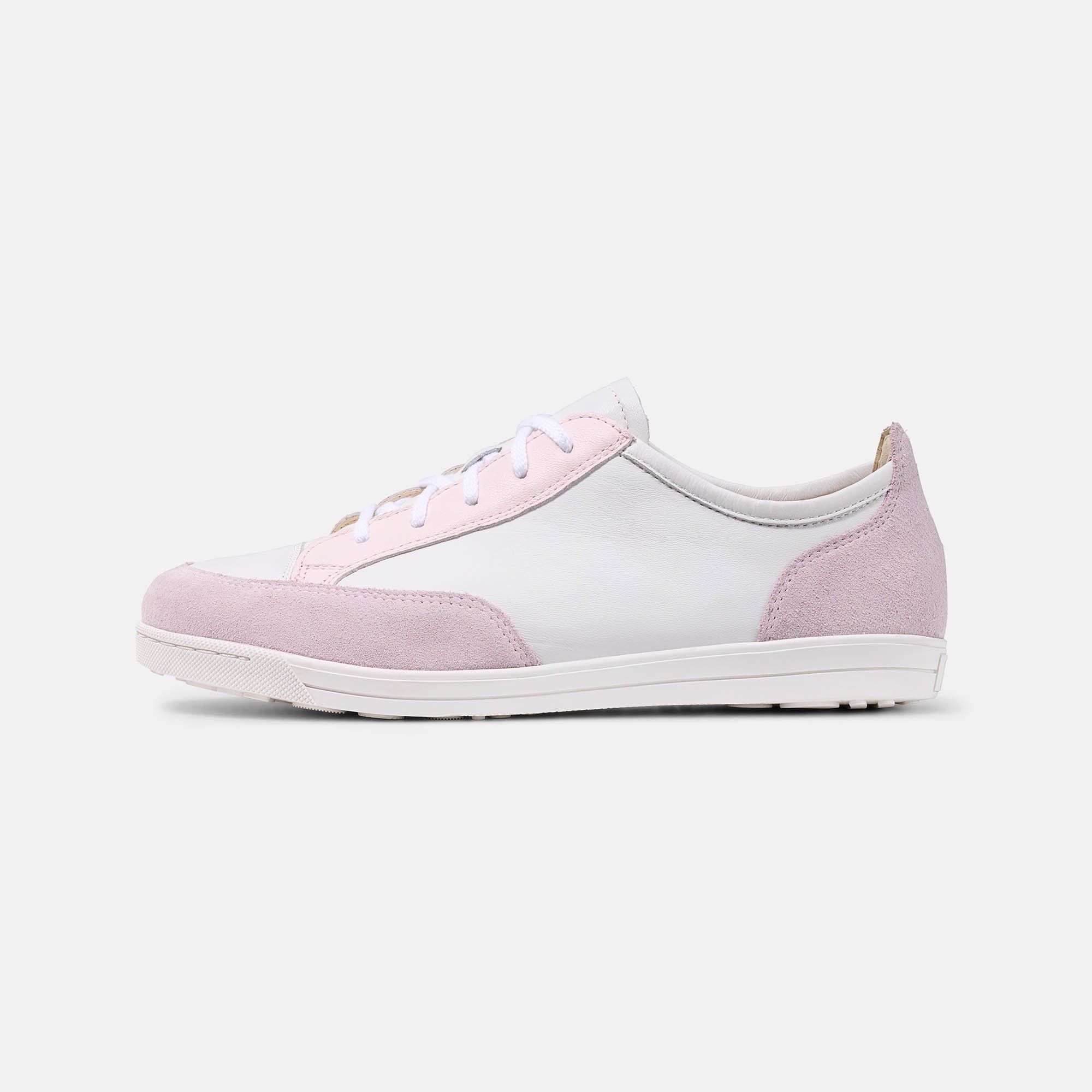 Ein weißer und rosa Schnürschuh. Rosa Zehen- und Fersenbereich, weißes Obermaterial. Weiße Schnürsenkel.