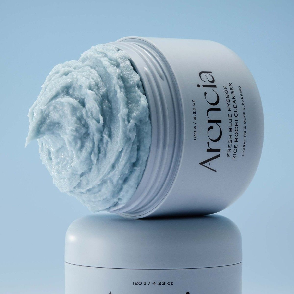 Hellblauer Tiegel mit blauem Mochi-Reiniger. Aufschrift: Arencia, Fresh Blue Hyssop Rice Mochi Cleanser.
