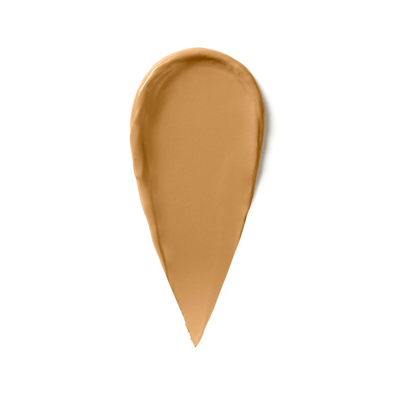 Tropfenförmiger Concealer-Abstrich in hellem Hautton. Auf weißem Hintergrund.
