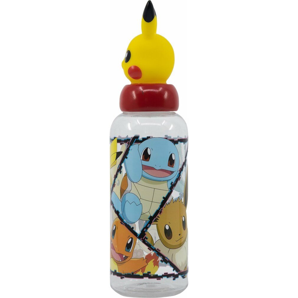 Transparente Trinkflasche mit Pikachu-Deckel. Auf der Flasche sind Schiggy, Glumanda und Evoli abgebildet. Roter Verschluss.