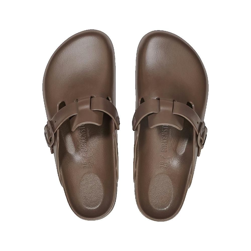 Due zoccoli Birkenstock Boston marroni. Vista dall'alto. Cinghie regolabili con fibbie.