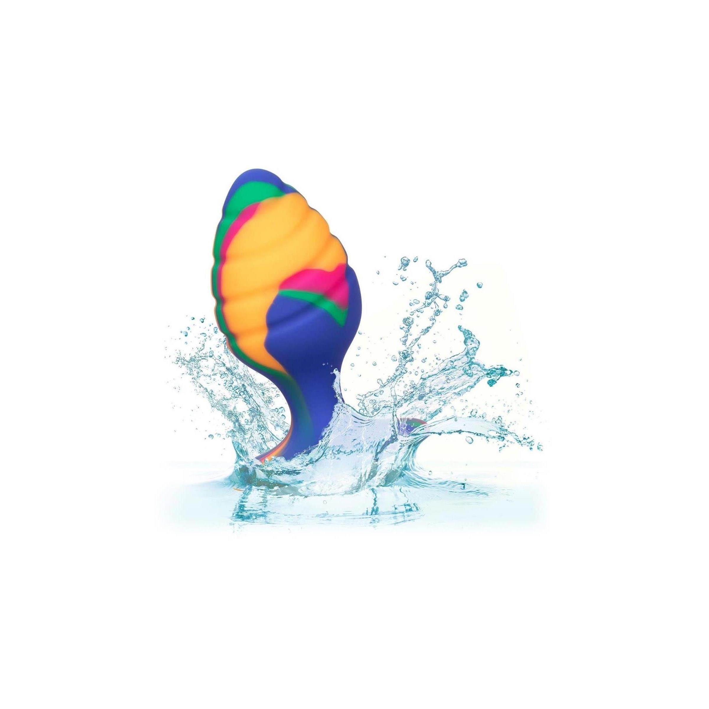 Mehrfarbiger Analplug im Wasser. Der Plug hat eine konische Form mit einem breiten, flachen Sockel. Wasserspritzer.