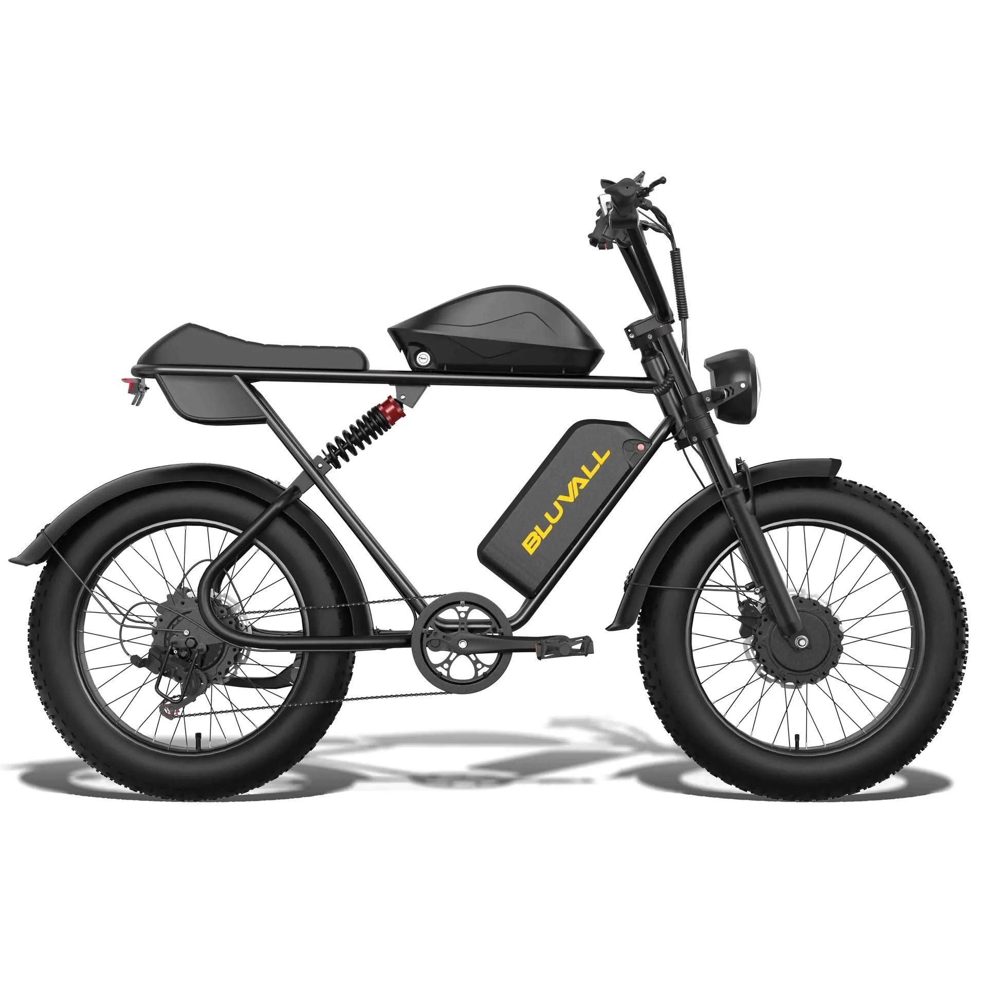 Schwarzes Elektro-Mountainbike mit gelbem BLUVALL-Logo auf der Batterie. Breitreifen, Scheinwerfer.