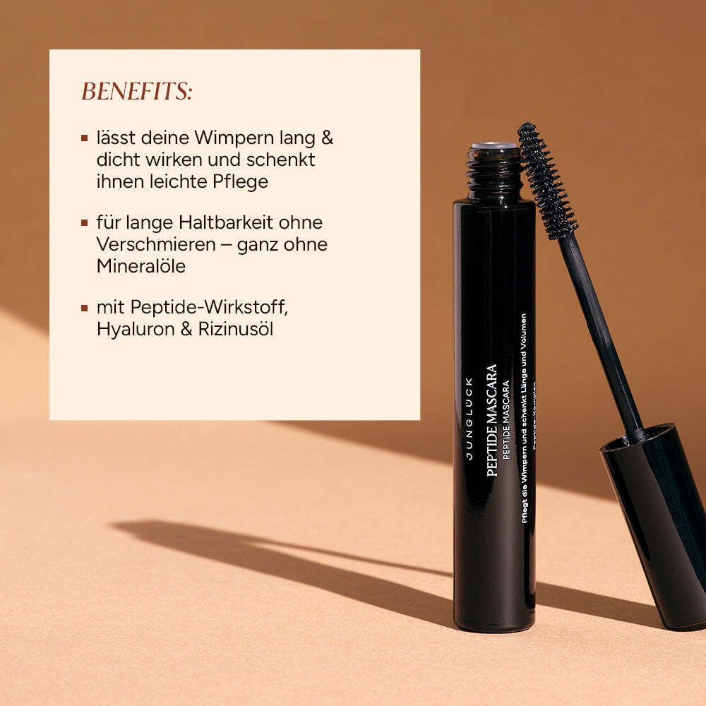 Schwarze Mascara-Flasche und Bürste. Text: JUNGLÜCK Peptide Mascara, BENEFITS.