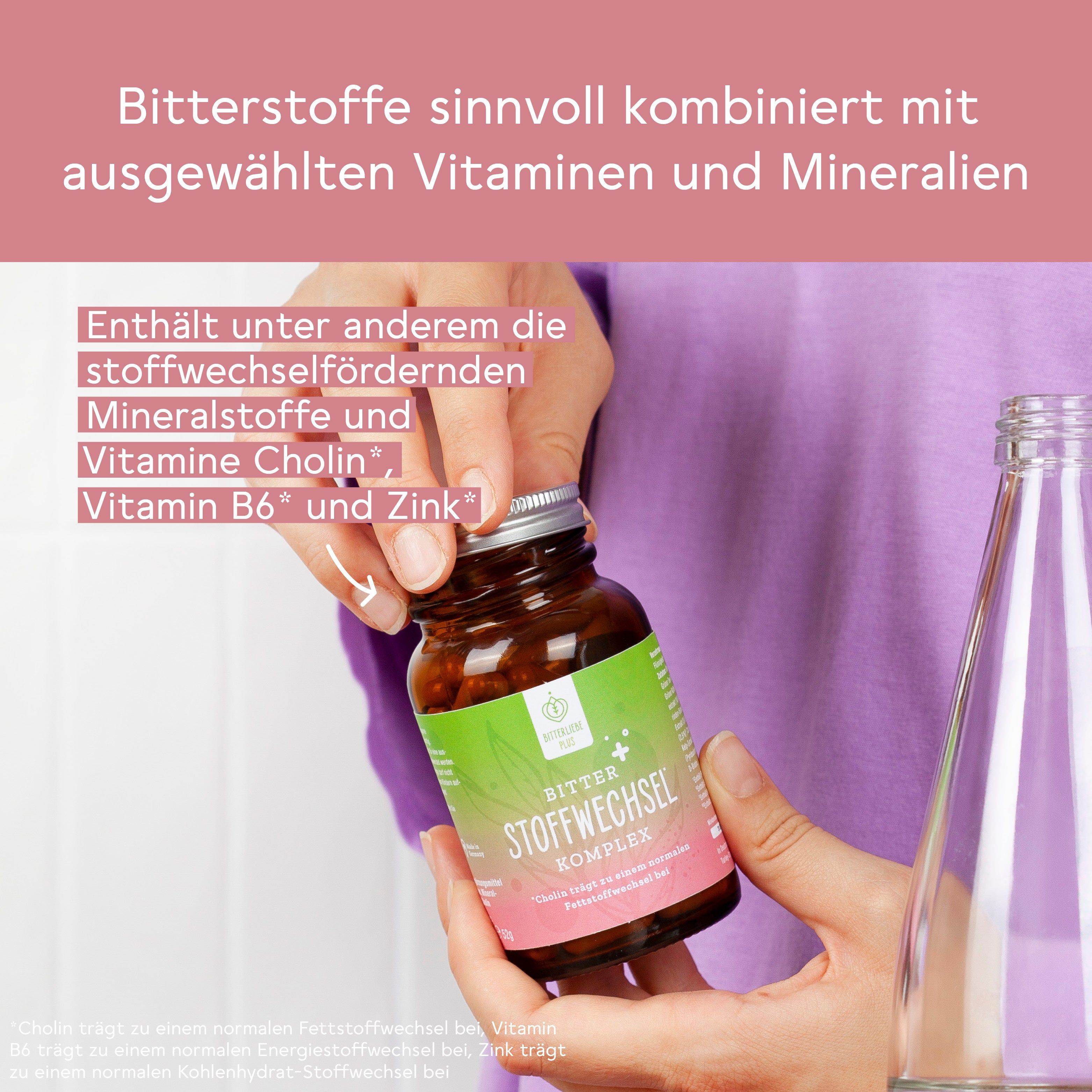 Hände halten eine Flasche BitterLiebe® Plus Bitter Stoffwechsel Komplex neben einem Glas.