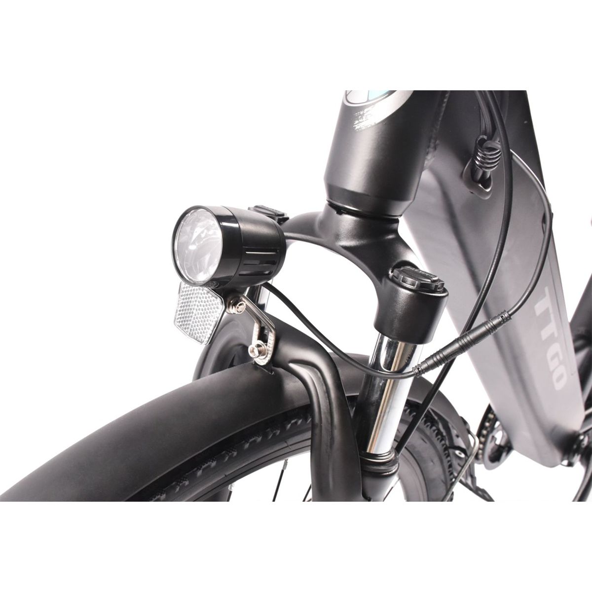 Nahaufnahme des Scheinwerfers und Schutzblechs eines schwarzen E-Bikes. TTGO-Logo sichtbar.