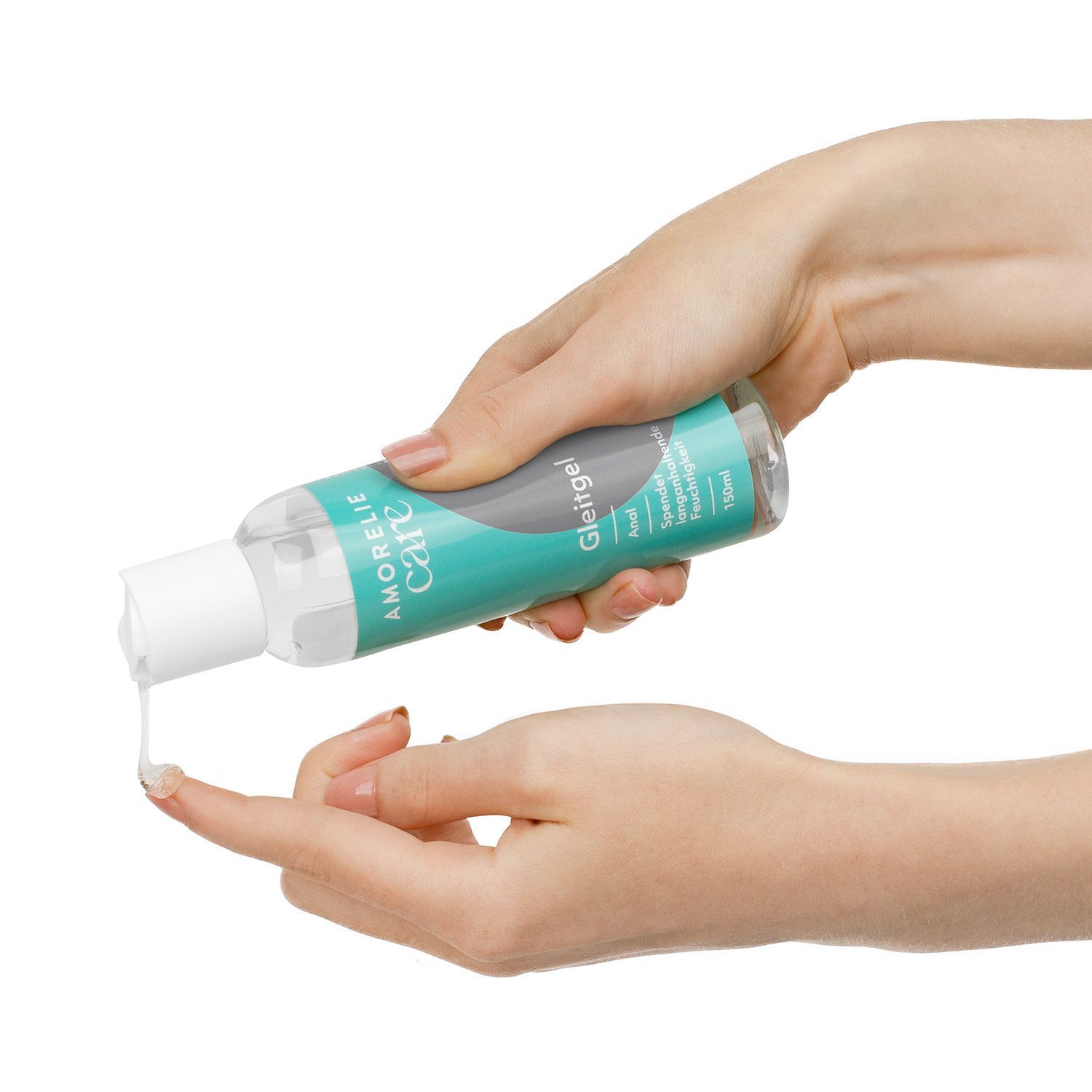 Mains tenant un flacon. Gel appliqué sur un doigt. AMORELIE care et Gleitgel sur le flacon. 150ml.