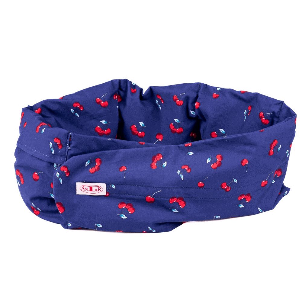 Blauer Stoffgurt mit Kirschmuster. Rotes Logo. Geschwungene Form.