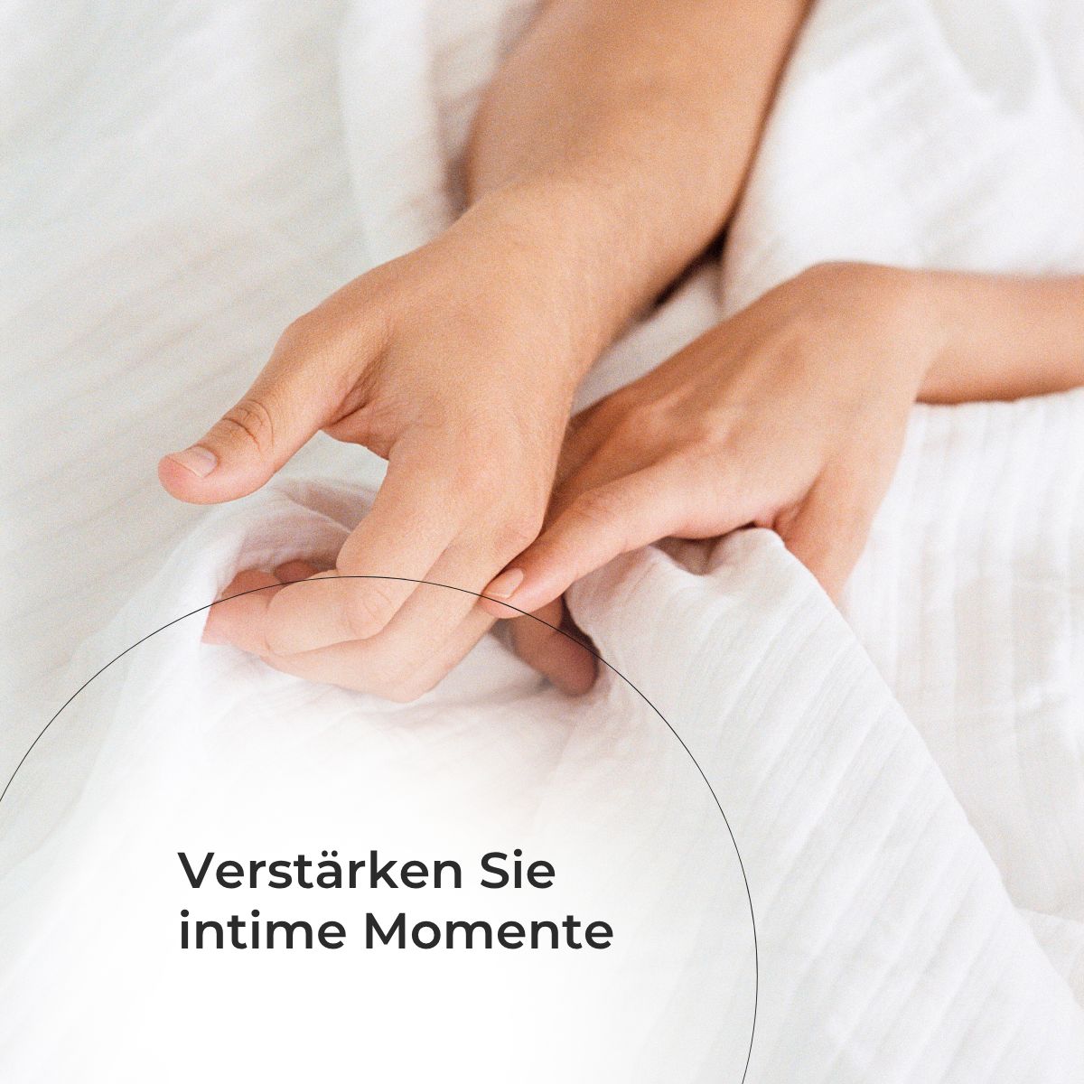 Hände auf einem Bettlaken. Text: Verstärken Sie intime Momente.