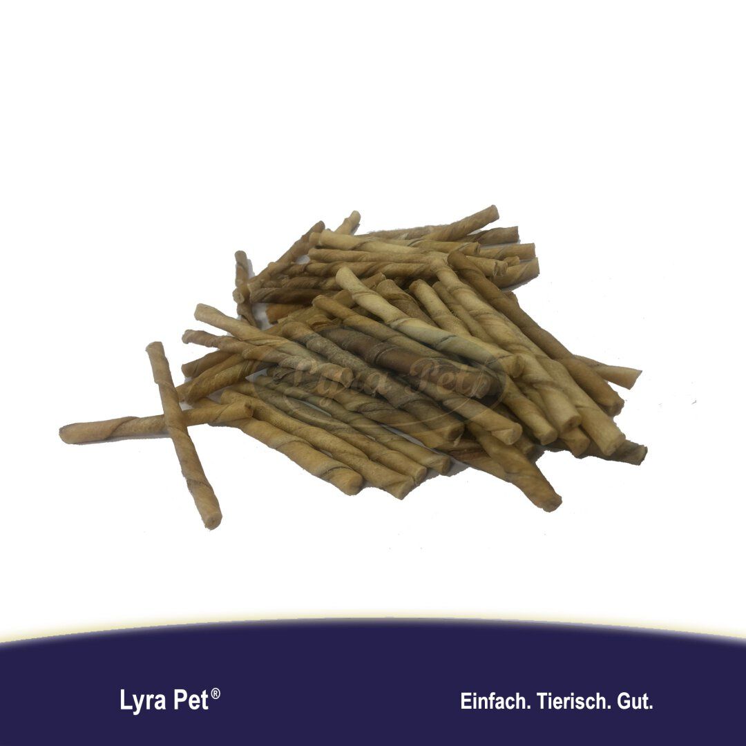 Haufen von gedrehten Sticks. Produktname "Lyra Pet" und Slogan. Hintergrund weiß.