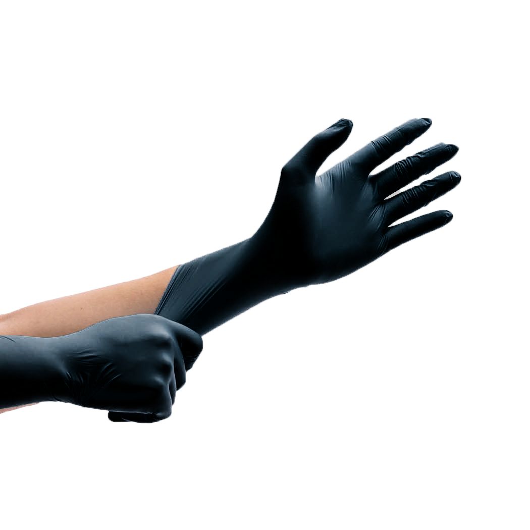 Schwarze Untersuchungshandschuhe aus Nitril werden angezogen. Eine Hand zieht den Handschuh an, die andere ist bereits bedeckt.