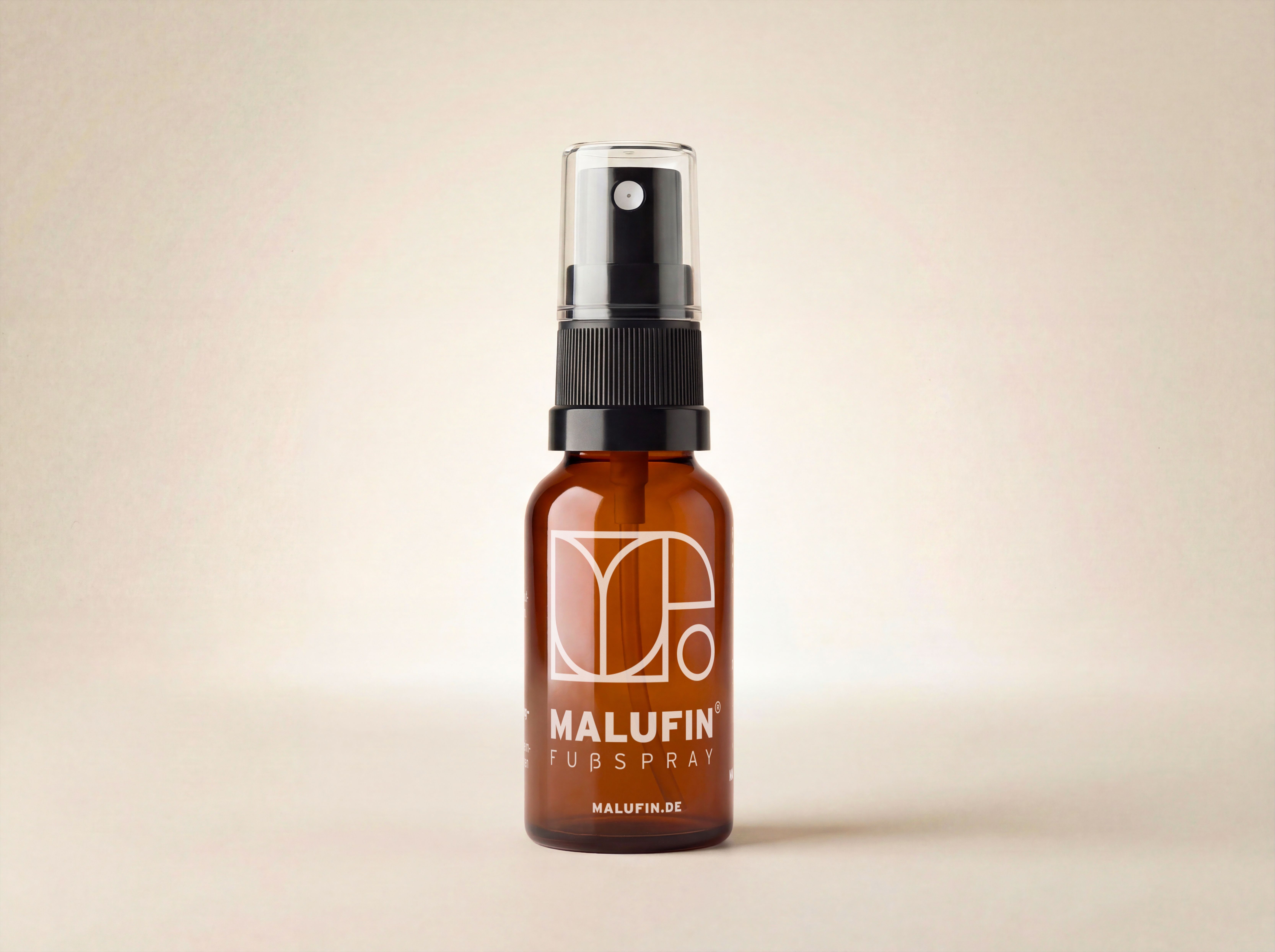 Bernsteinfarbene Sprühflasche mit schwarzem Sprühkopf und durchsichtigem Deckel. Weiße Schrift "MALUFIN FUßSPRAY" auf dem Etikett.