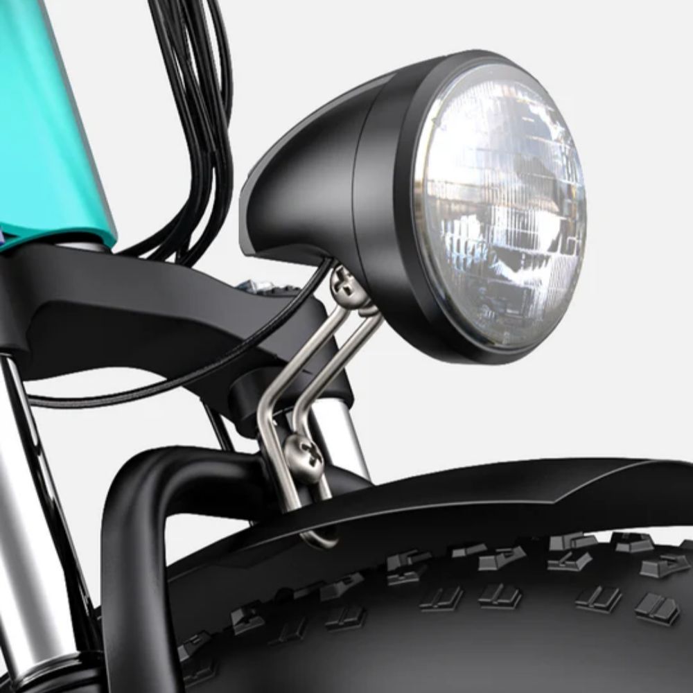 Runder Scheinwerfer an einem türkisfarbenen Fahrrad. Schwarzer Kotflügel. Silberne Halterung.